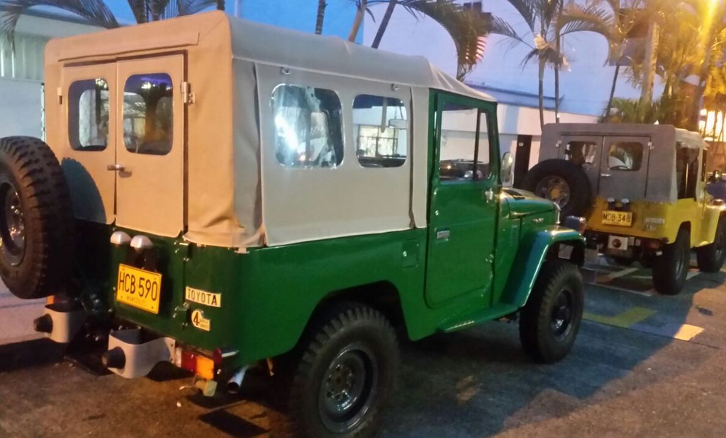 [T4075 ZIPP BEIG CL S&H] Soft Top FJ40/FJ42 S&H (Rear Zipper, Khaki / Beige, Clear)